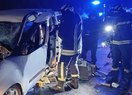 На Житомирщині внаслідок ДТП літнього водія Fiat довелося вирізали з понівеченого авто