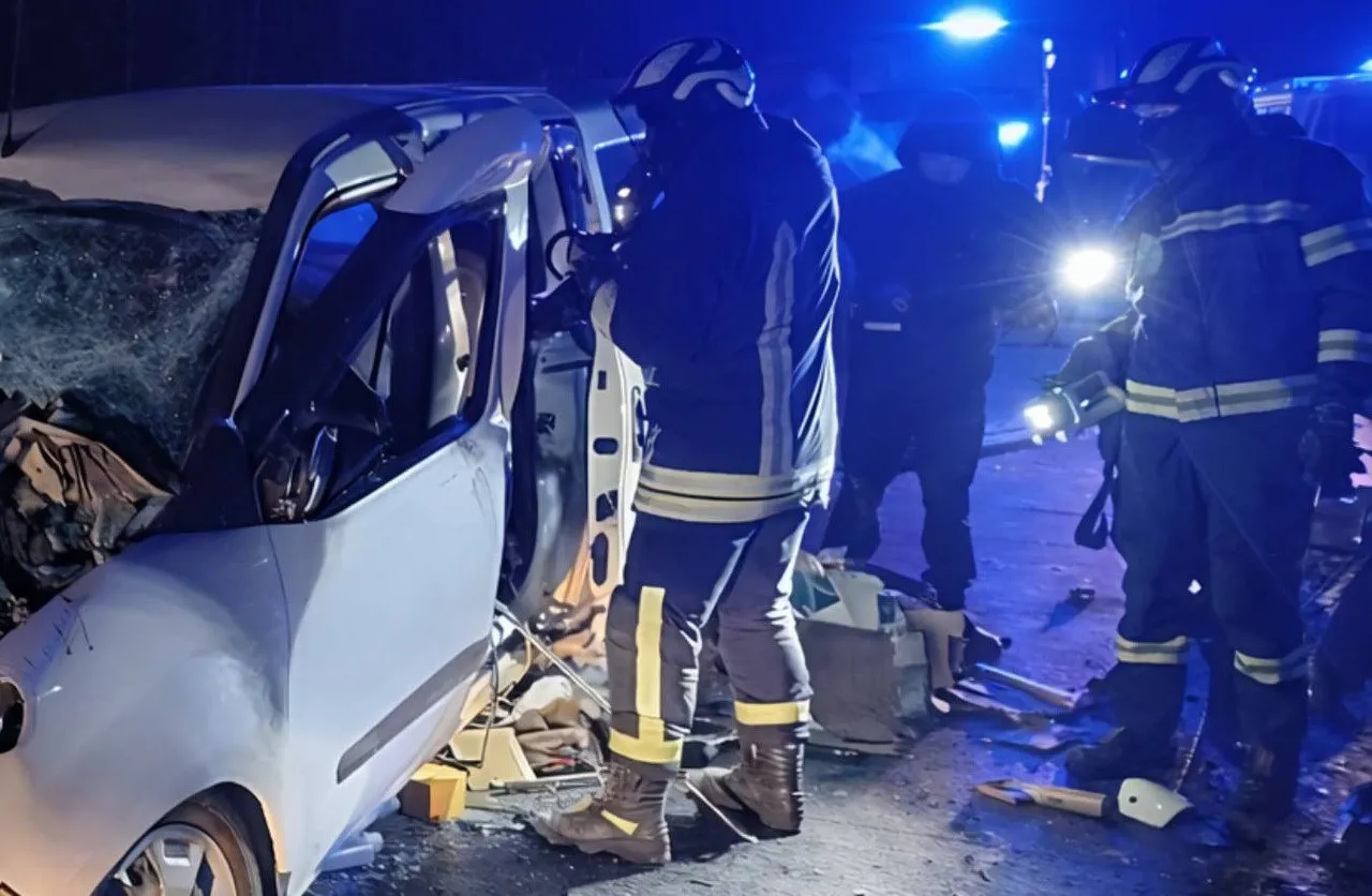 На Житомирщині внаслідок ДТП літнього водія Fiat довелося вирізали з понівеченого авто