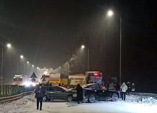 Масовий заміс на трасі Київ - Чоп: зіткнулися 11 машин, двоє молодиків у реанімації