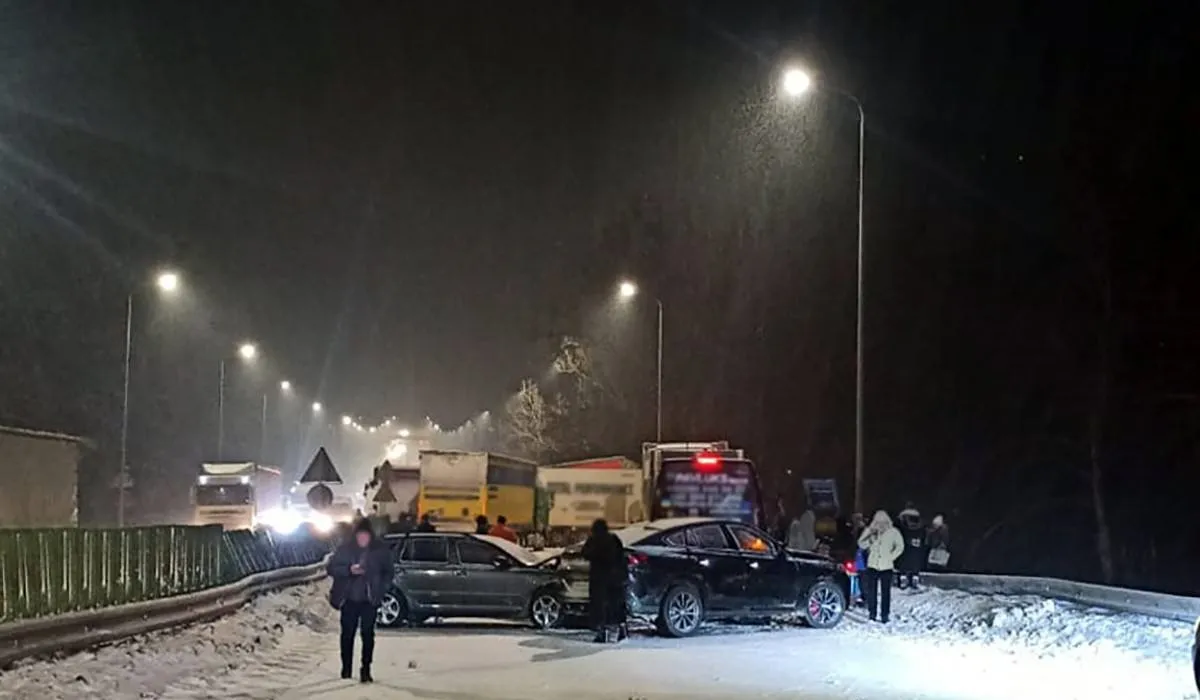 Масовий заміс на трасі Київ - Чоп: зіткнулися 11 машин, двоє молодиків у реанімації
