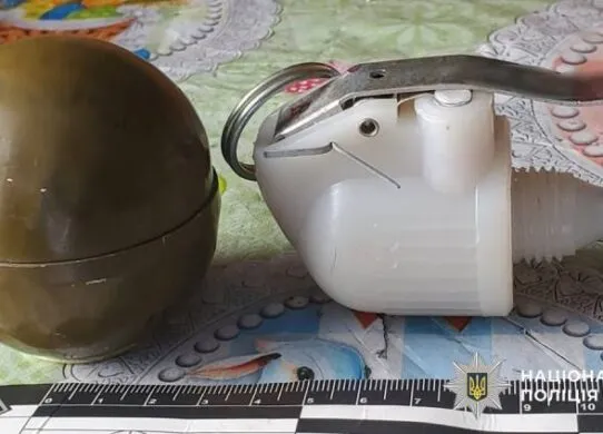 Житель Коростеня хизувався боєприпасом перед знайомою