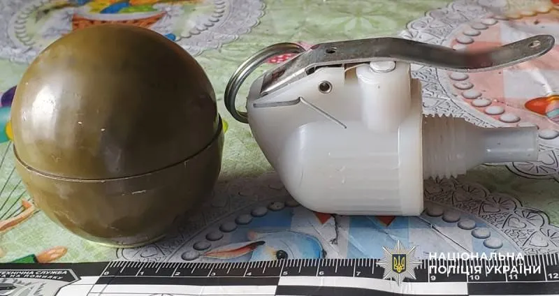 Житель Коростеня хизувався боєприпасом перед знайомою