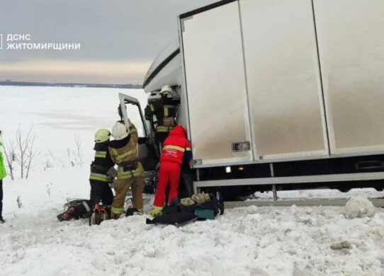 Під Коростишевом рятувальники діставали чоловіка з розтрощеної вантажівки