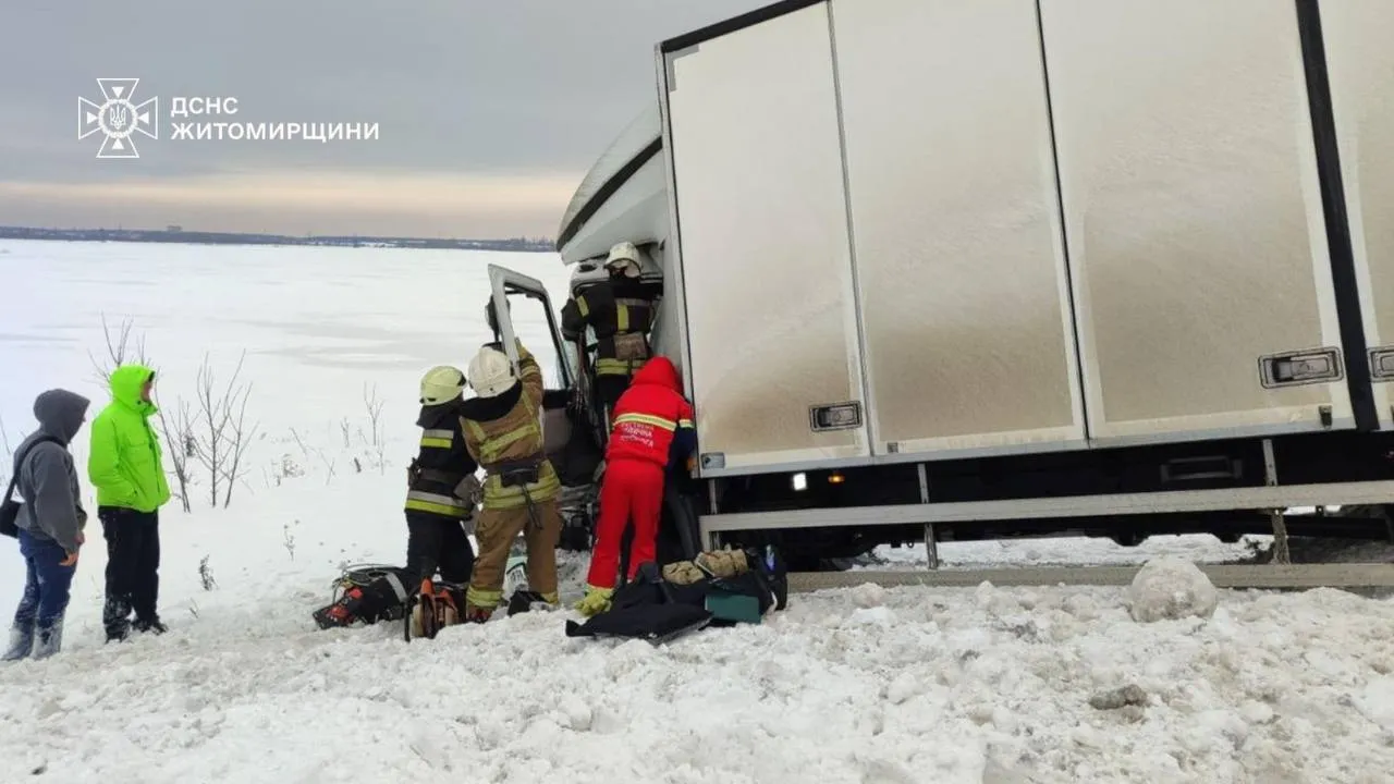 Під Коростишевом рятувальники діставали чоловіка з розтрощеної вантажівки
