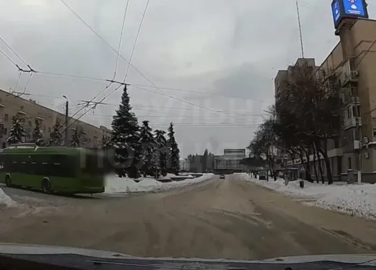 У Житомирі водій тролейбуса попався без прав і на порушенні