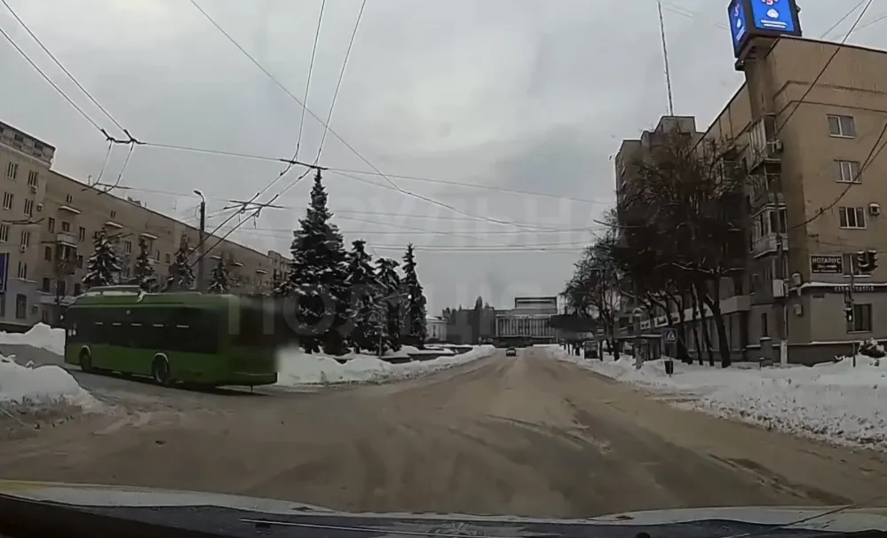 У Житомирі водій тролейбуса попався без прав і на порушенні