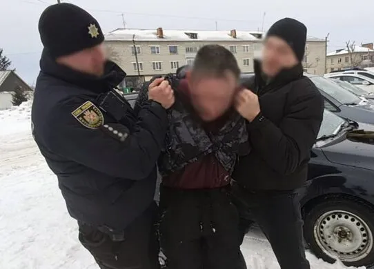 На Житомирщині чоловік із ножем кинувся на поліцейського: чим закінчилося