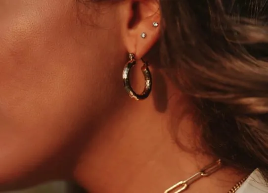 Модні сережки 2026: як обрати ідеальні прикраси для дівчаток та дорослих