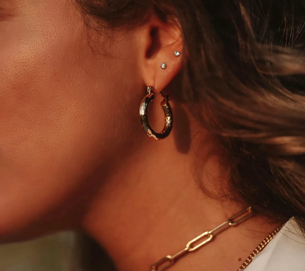 Модні сережки 2026: як обрати ідеальні прикраси для дівчаток та дорослих