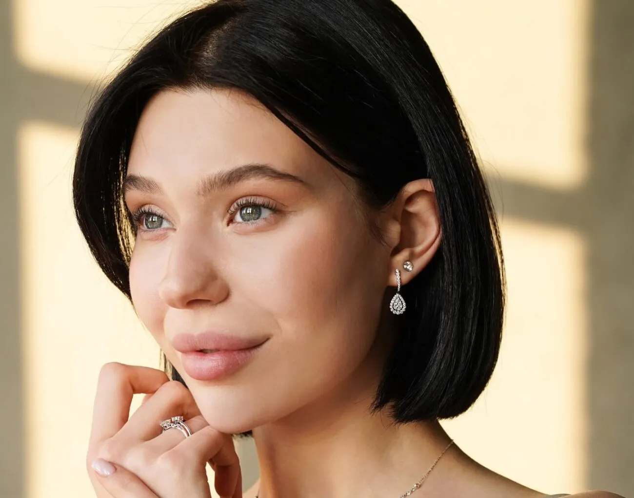 «Тихая роскошь»: почему серебряные украшения внезапно захватили мировые подиумы