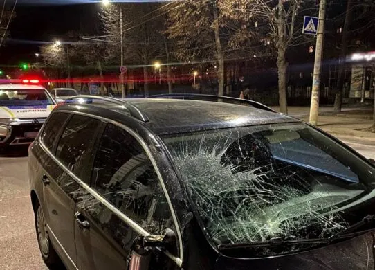 У центрі Житомира автівка збила молоду пару: що відомо