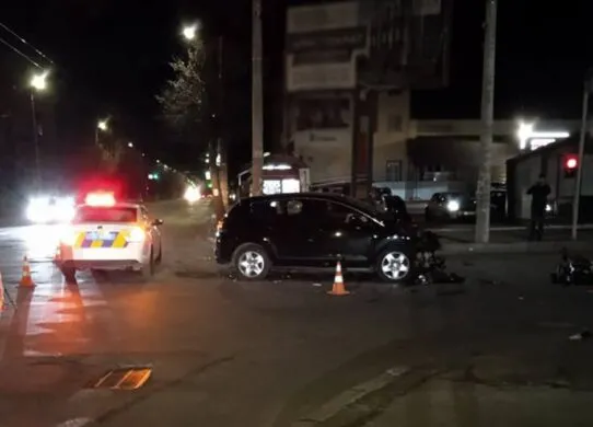 Двоє підлітків у лікарні: у Житомирі мотоцикл зіткнувся з Peugeot