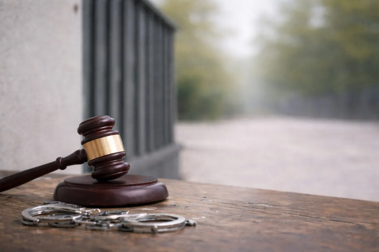 Мешканку Житомирщини «дістала» гучна сусідка і та зламала їй руку