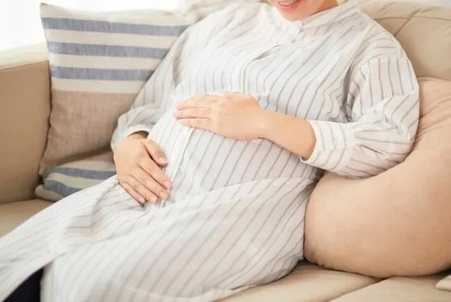 Найкращі фасони та актуальні кольори: як обрати атласну нічну сорочку для вишуканого образу