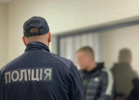Б’є людей та нищить дерева: 27-річному житомирянину оголосили підозру за низку злочинів