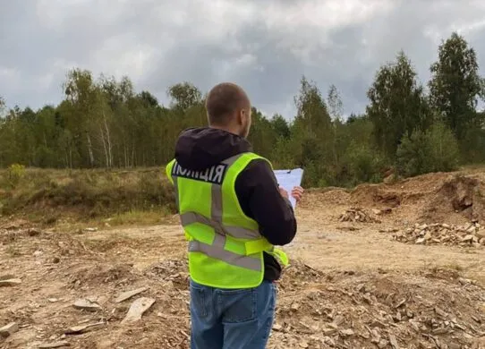 Нарили на 16 мільйонів: на Житомирщині судитимуть банду "чорних" копачів пісковика