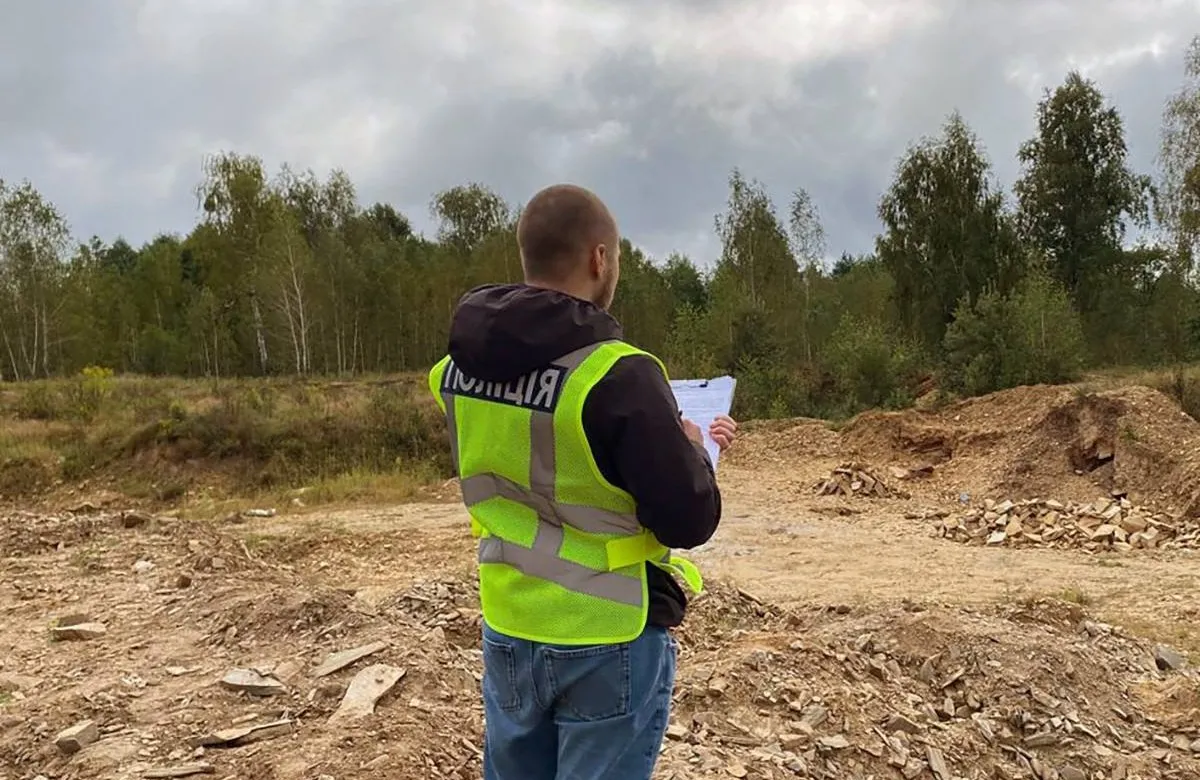 Нарили на 16 мільйонів: на Житомирщині судитимуть банду "чорних" копачів пісковика