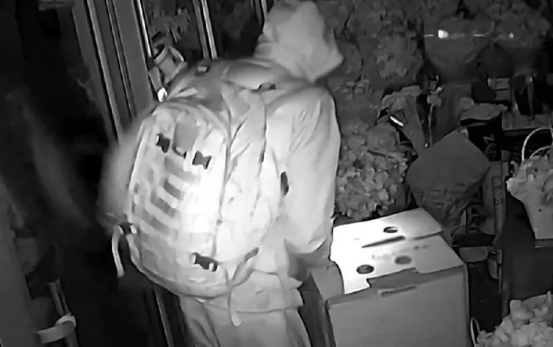 У Житомирі затримали чоловіка, який виніс з квіткового кіоску 120 тис грн