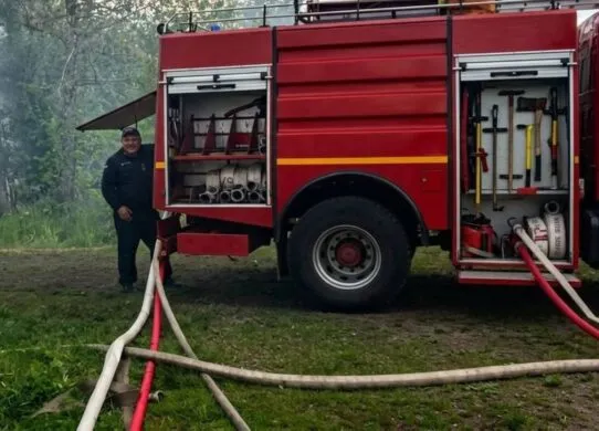 Масштабна пожежа на Житомирщині: згоріли господарська будівля та дах будинку