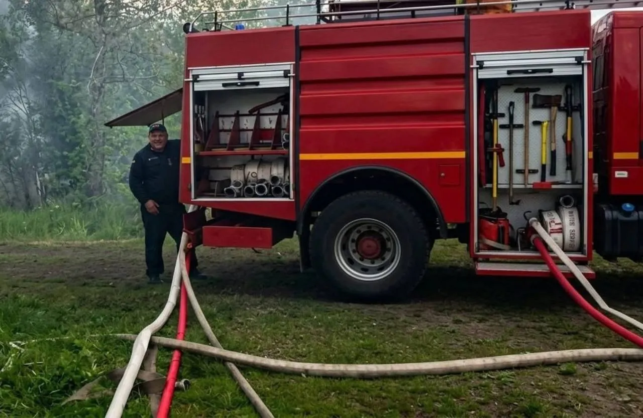 Масштабна пожежа на Житомирщині: згоріли господарська будівля та дах будинку