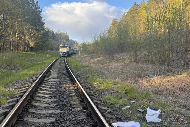 На Житомирщині потяг збив дівчину, яка йшла вздовж колій