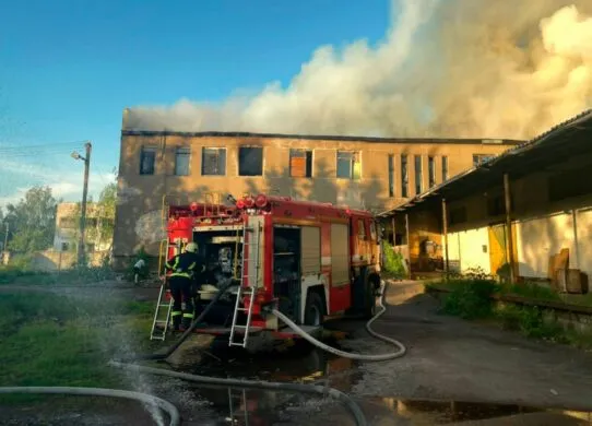 На Житомирщині вогонь повністю знищив покрівлю порожньої будівлі