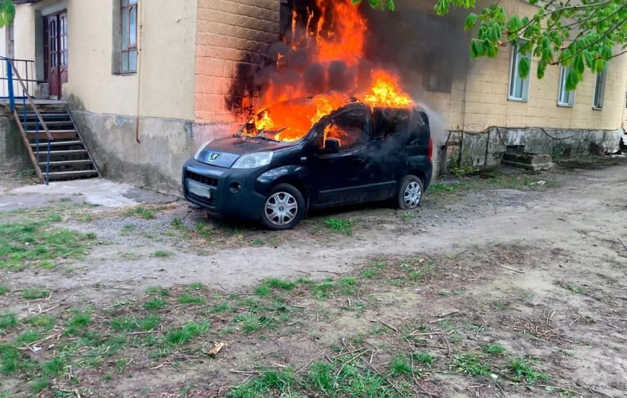 У Бердичеві через палаюче авто ледь не зайнявся житловий будинок
