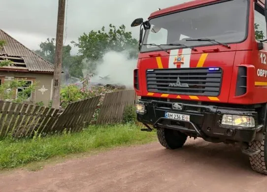 На Житомирщині рятувальники ледве втихомирили вогонь через негоду