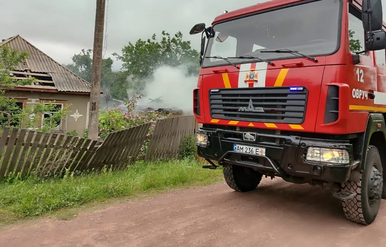 На Житомирщині рятувальники ледве втихомирили вогонь через негоду