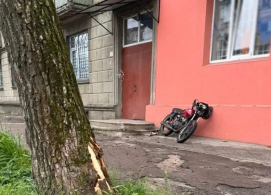 На Житомирщині мотоцикл із підлітками влетів у стіну будинку через водія елітного авто