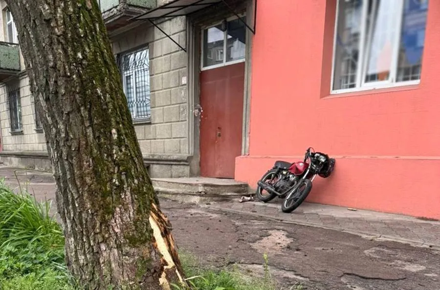 На Житомирщині мотоцикл із підлітками влетів у стіну будинку через водія елітного авто