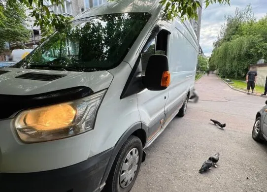 У Житомирі водій здавав назад і наїхав на пенсіонера: деталі