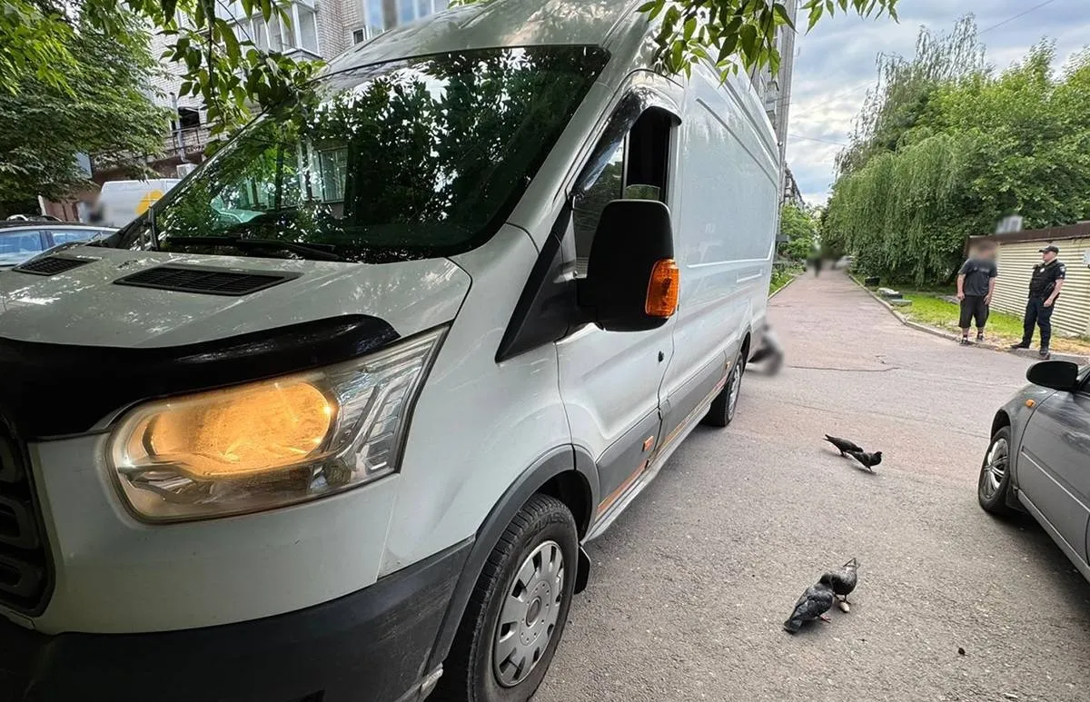 У Житомирі водій здавав назад і наїхав на пенсіонера: деталі