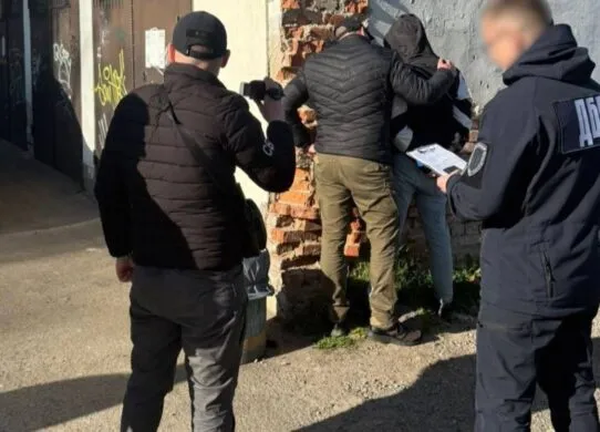 У Житомирі працівник судової охорони погорів на продажі канабісу