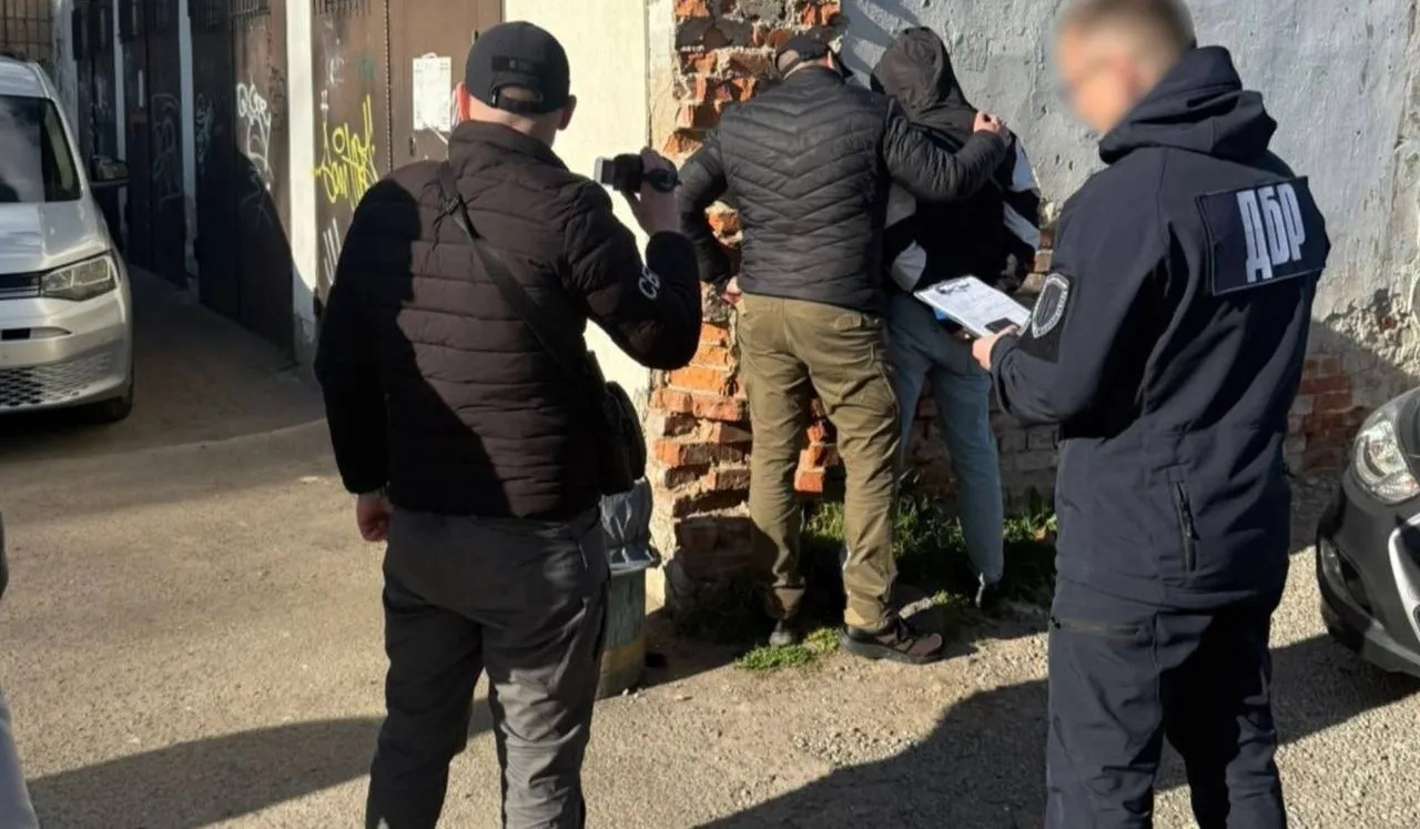 У Житомирі працівник судової охорони погорів на продажі канабісу