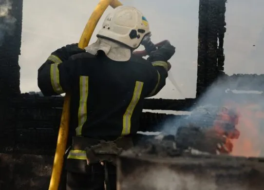 У Житомирському районі дві години гасили масштабну пожежу в приватному секторі