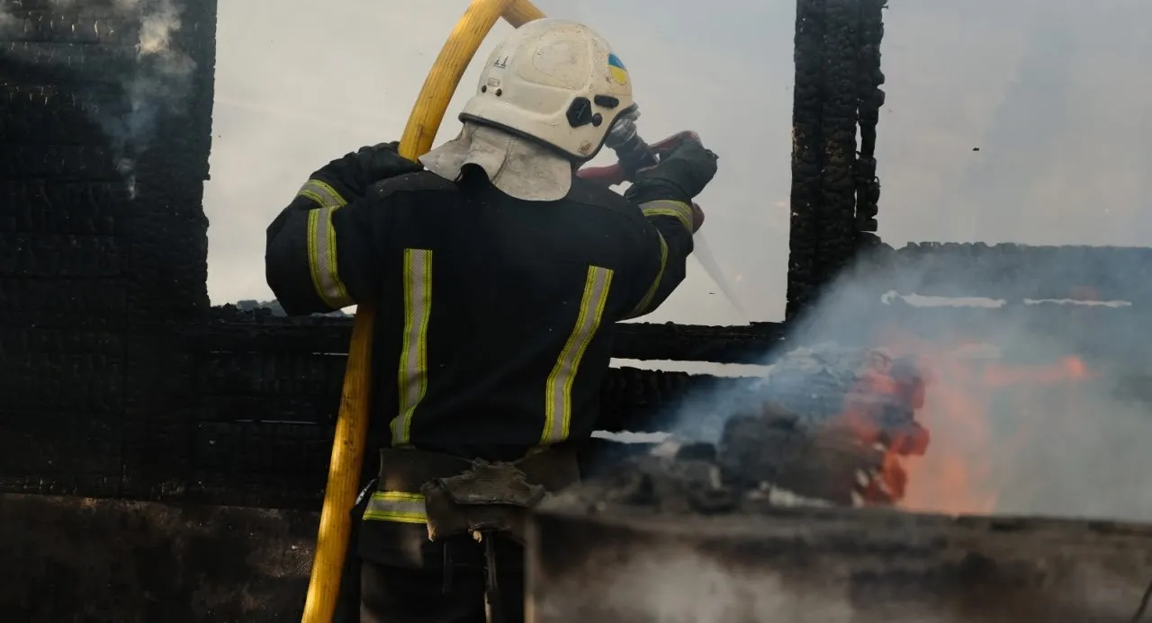 У Житомирському районі дві години гасили масштабну пожежу в приватному секторі