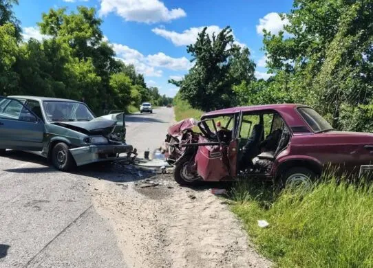 Поліція розслідує аварію на Житомирщині, у якій постраждали троє людей