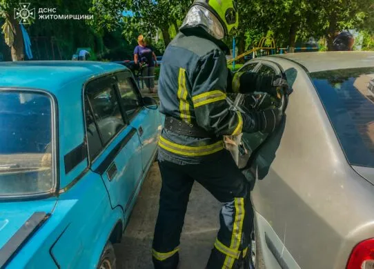 У Бердичеві однорічна дитина випадково зачинилася в автомобілі: на допомогу прийшли рятувальники