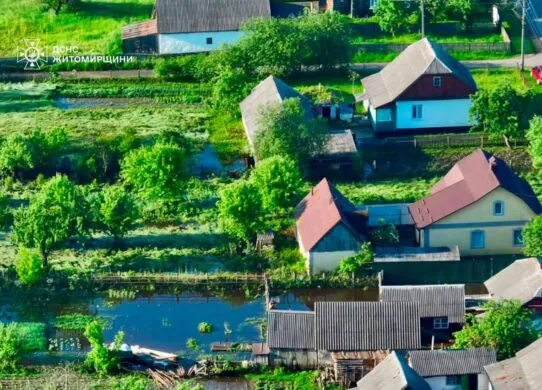 Затоплені підвали та городи: рятувальники Житомирщини борються з наслідками негоди