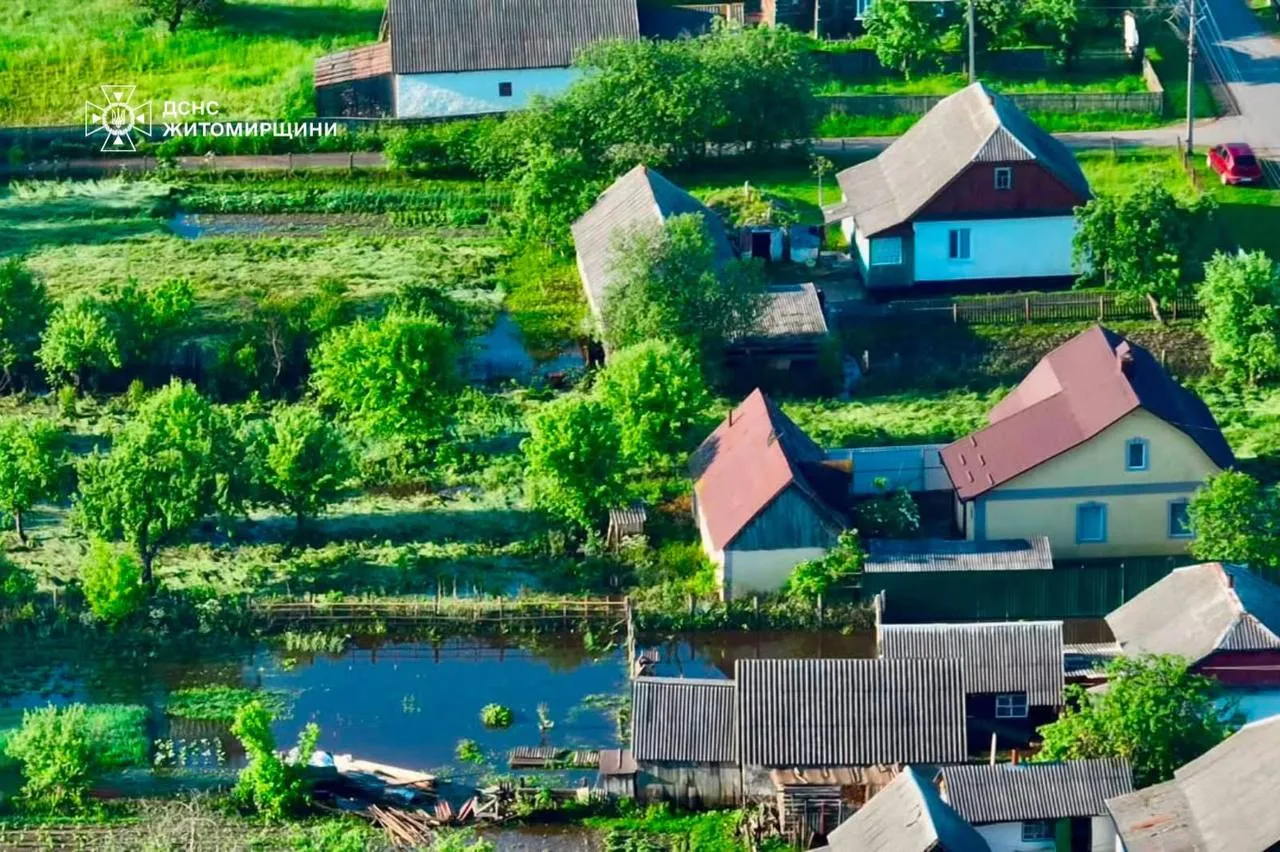 Затоплені підвали та городи: рятувальники Житомирщини борються з наслідками негоди