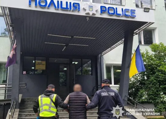 Вдарив ножем близько 20 разів: у Житомирі чоловік напав на колишню в її офісі
