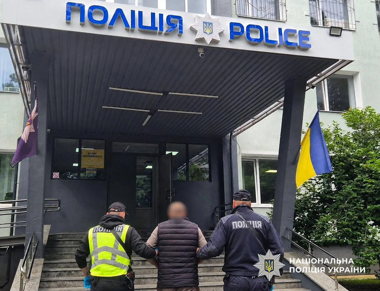 Вдарив ножем близько 20 разів: у Житомирі чоловік напав на колишню в її офісі