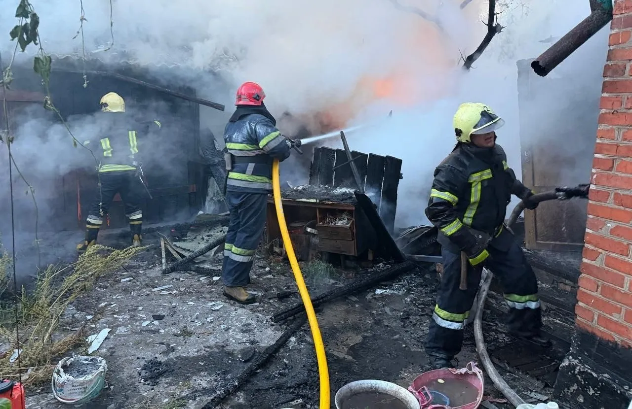 Пожежа у Житомирі: рятувальники гасили вогонь у приватному секторі