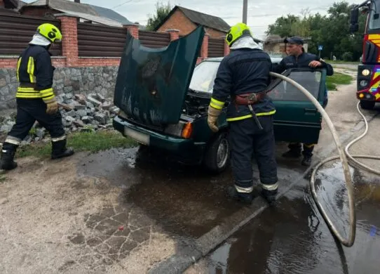 У Бердичеві під час руху посеред міста спалахнув автомобіль