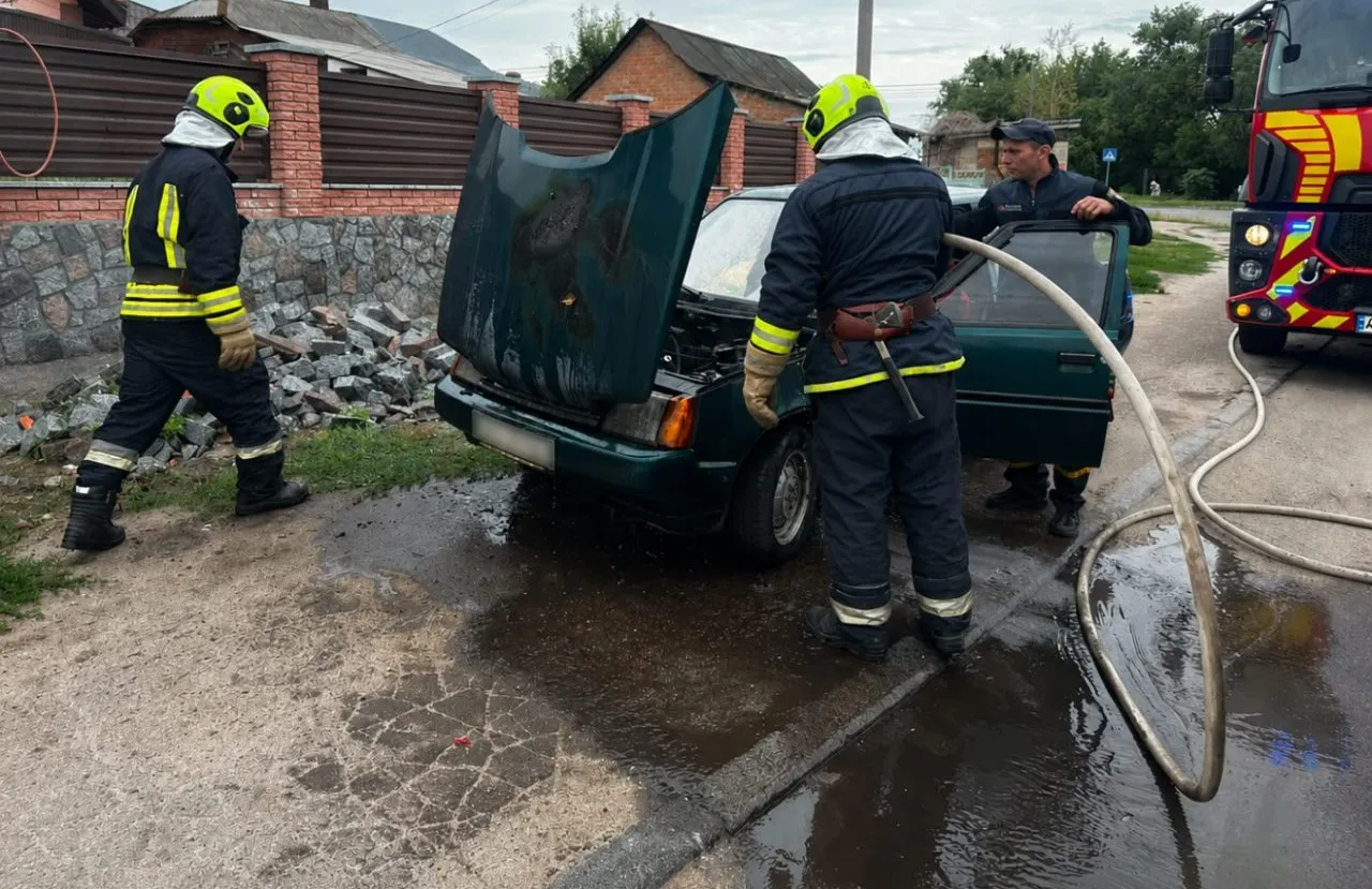 У Бердичеві під час руху посеред міста спалахнув автомобіль