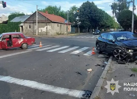 У Житомирі в жорсткій аварії на перехресті постраждав літній водій