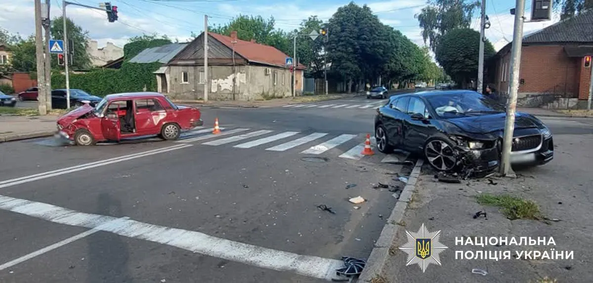 У Житомирі в жорсткій аварії на перехресті постраждав літній водій