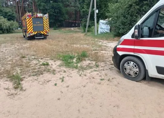 У Житомирі потонув чоловік, а швидка, яка їхала його рятувати - застрягла в піску