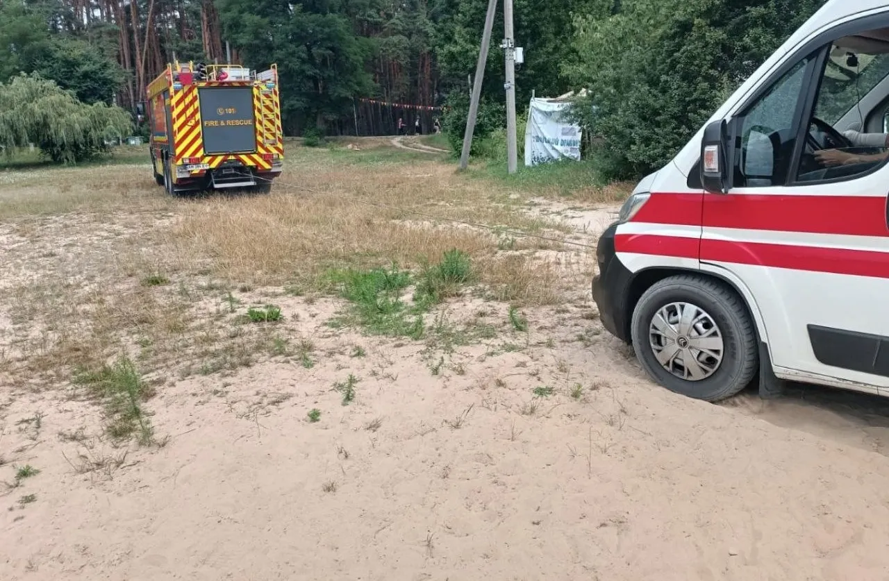 У Житомирі потонув чоловік, а швидка, яка їхала його рятувати - застрягла в піску